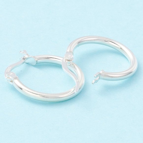 18mm  925 sterling silver hoop earrings NWOT easy close classic Hoops 3/4" - Picture 1 of 3